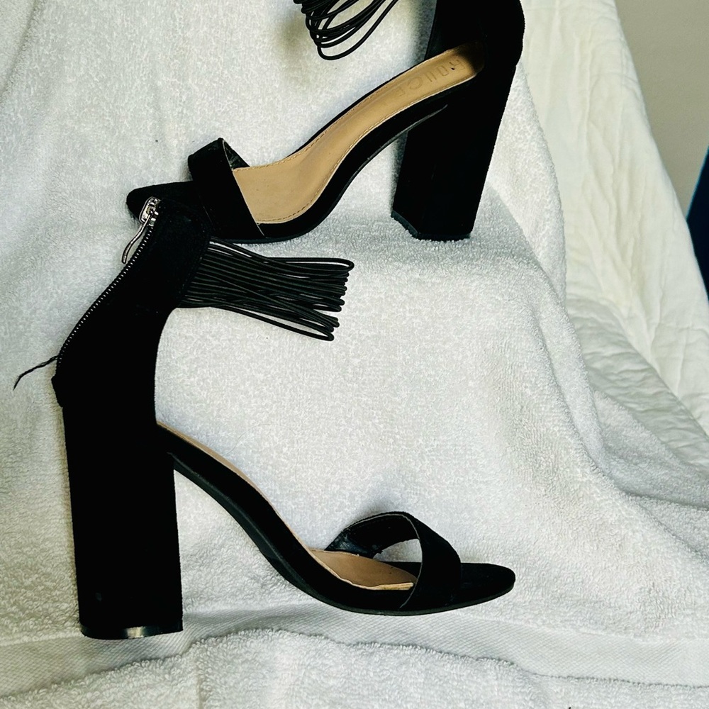 Rouge Helium Black Heeled Sandals with Tassel